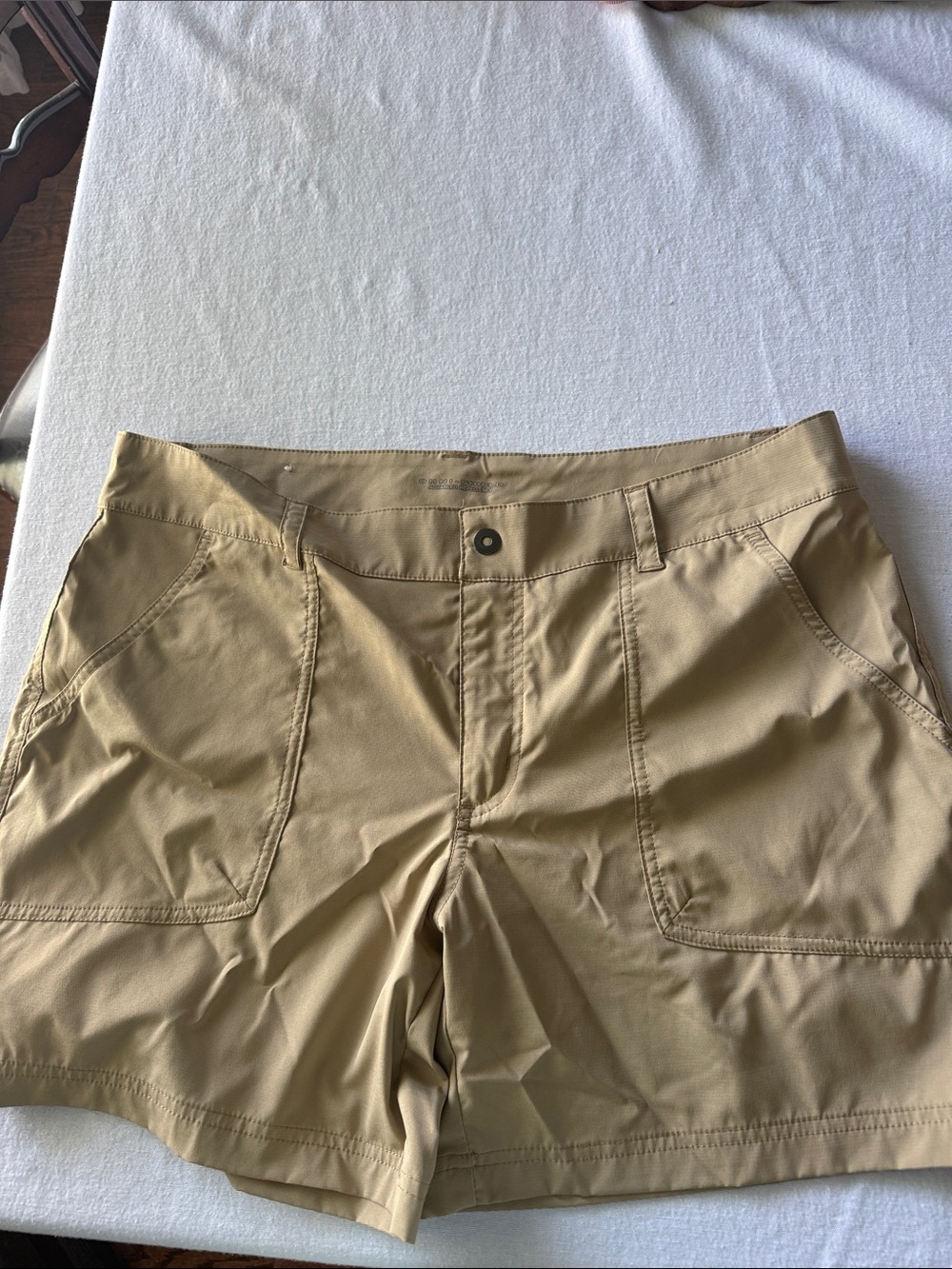 Size 16 Women’s  Columbia Omnishield Khaki Shorts 6 inch inseam